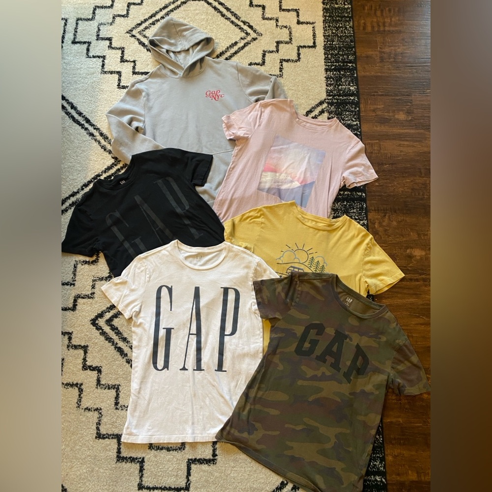 Men’s Gap Bundle of Tees and Hoodie Size XS
